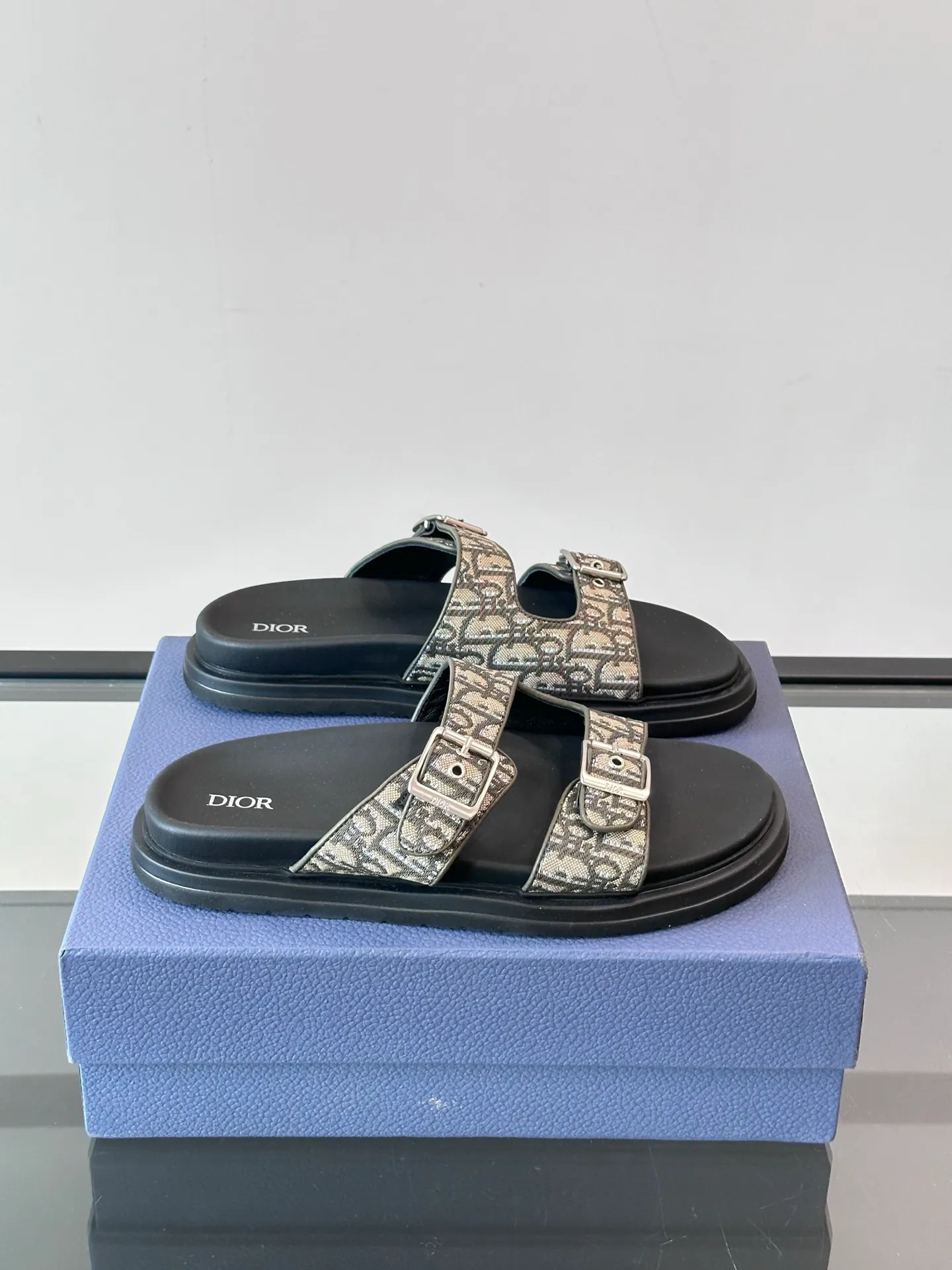 Factory price: 300💰Dior Aqua men's sandals and slippers. Showcasing Dior haute couture design. The Dior gray suede strap is accented with an aluminum Dior buckle for added style. Paired with a comfortable tonal notch sole, they pair easily with shorts or jeans for a sophisticated look. Main body: suede cow leather, technical fabric lining: cow leather, with adjustable straps, aluminum Dior buckle, Dior gray EVA insole, tonal notch rubber outsole splicing structure👌👌 size: 38-44 (45.46 customized)